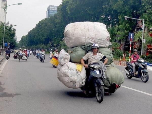 Chở hàng hoá quá tải cũng là nguyên nhân làm cho yên xe máy bị gãy