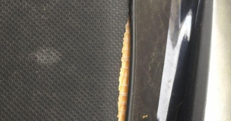 Yên xe máy bị rách và cách xử lý