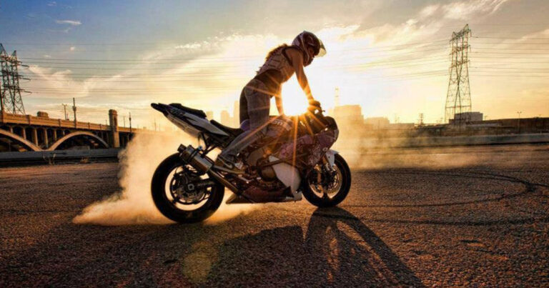 Mẹo chống nóng yên xe máy khi để xe dưới trời nắng