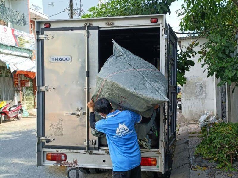 Cơ sở sản xuất vĩ yên xe máy Phú Quang có xe tải riêng, giao hàng nhanh chóng.