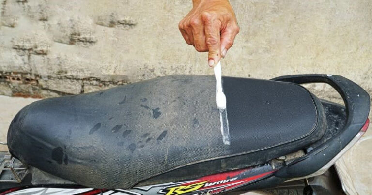 cach-lam-sach-yen-xe-may-don-gian