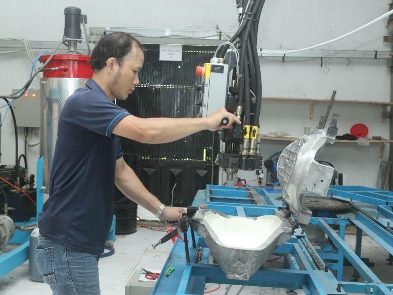 Ứng dụng máy phun PU foam tự động vào quy trình sản xuất mousse yên xe wave alpha.