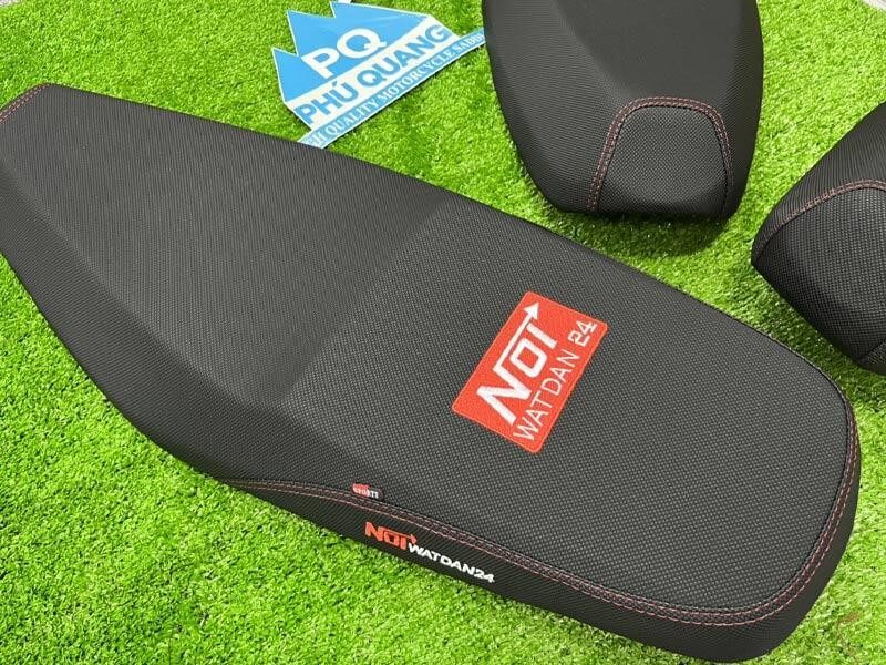 Yên xe ga độ thời trang chống trượt thêu chữ. 