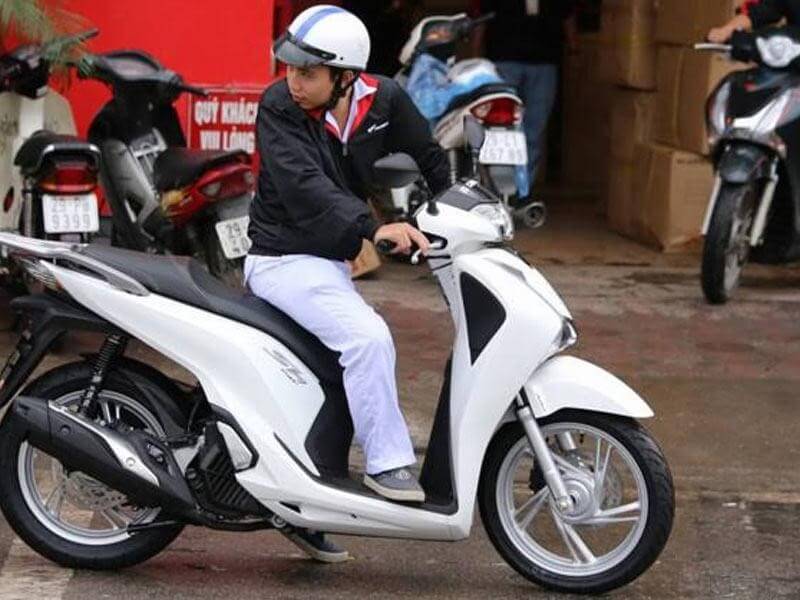 Điều chỉnh chiều cao yên xe máy phù hợp vóc dáng.