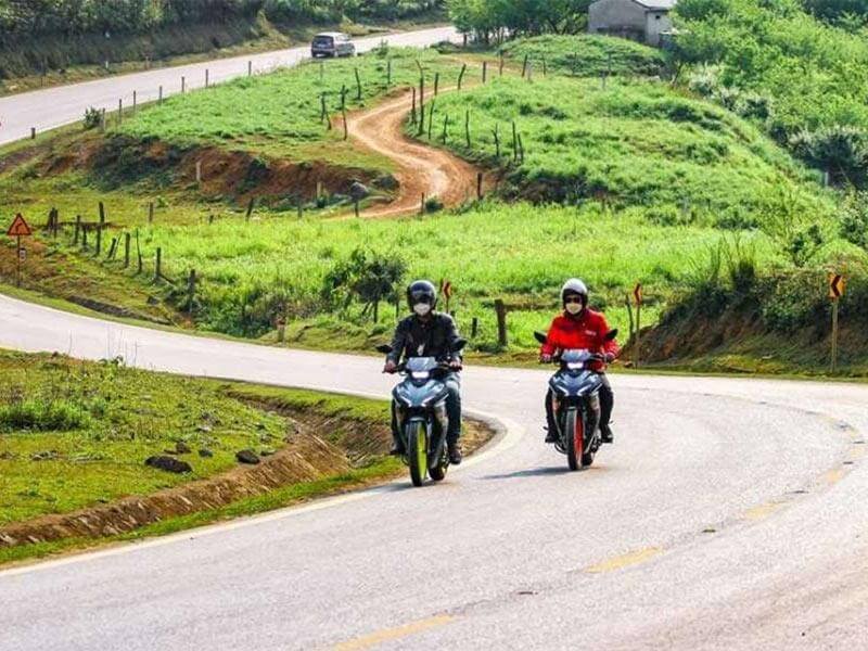 Tập thể dục trên xe để chống ê mông khi đi xe máy