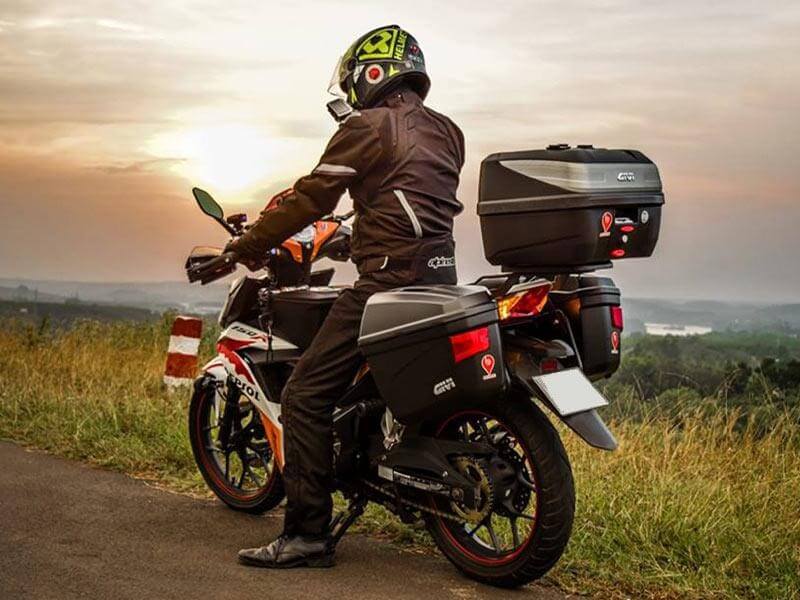 Chọn trang phục thoải mái, an toàn và không bó sát.