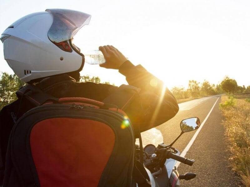 Uống đủ nước khi lái xe đường dài.