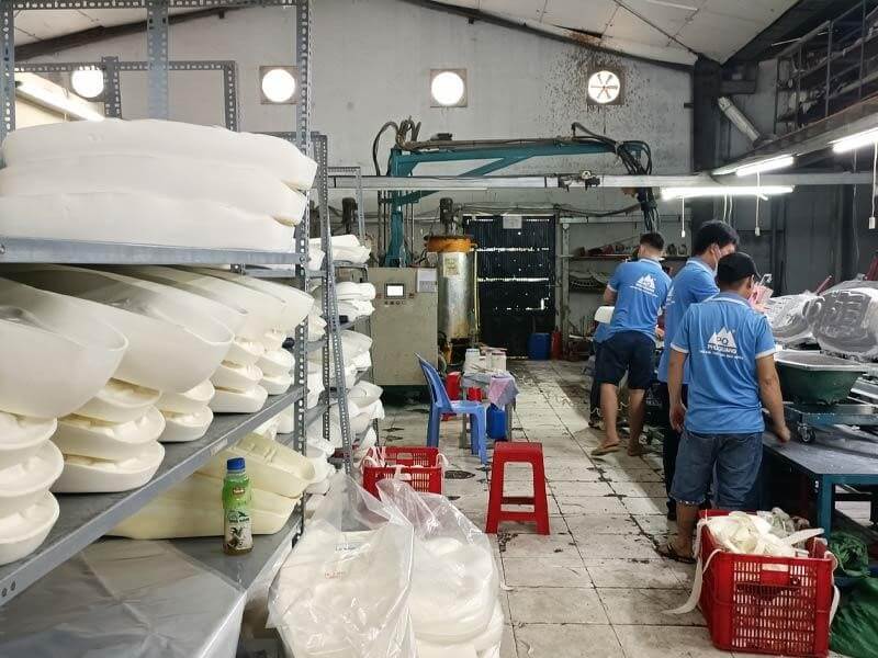 Yên Xe Phú Quang trực tiếp sản xuất mút yên xe máy.