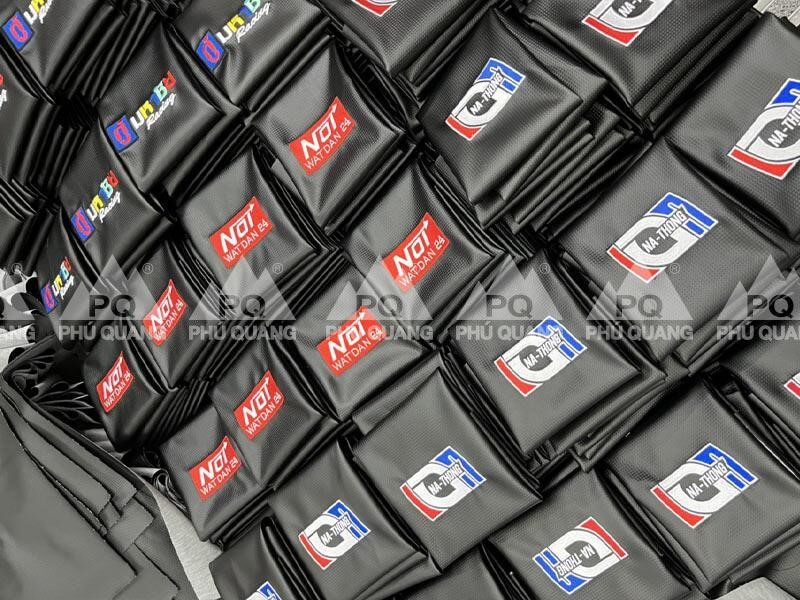 Da carbon bóng 3D thời trang tại xưởng bỏ mối bọc yên xe máy Phú Quang.