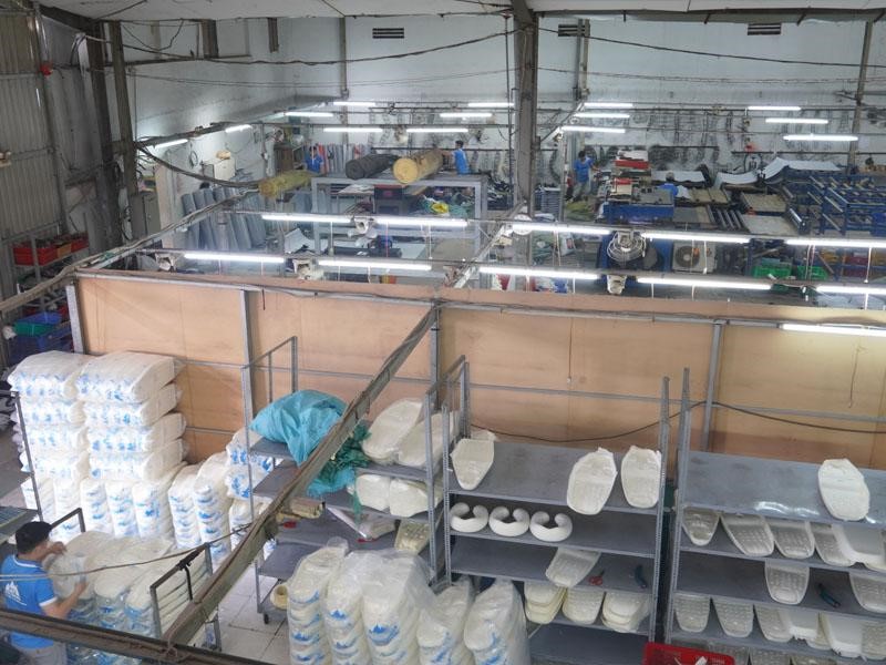 Nhà xưởng quy mô lớn đảm bảo nguồn cung dồi dào cho chủ tiệm Kon Tum